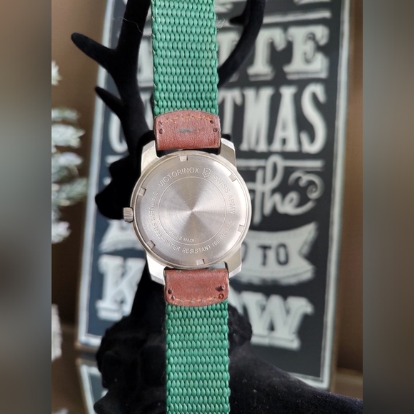 [[SOLD]] 39mm Victorinox Swiss Army Watch Red Field Military Style - Picture 2 of 9